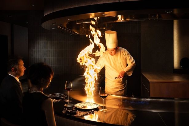 熟練シェフによる鮮やかなライブパフォーマンス。目の前で繰り広げられる技に魅了される
