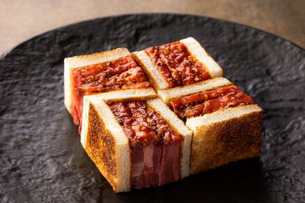 肉の旨味が凝縮されたサンドイッチも用意され、小腹が空いたときでも満足度大