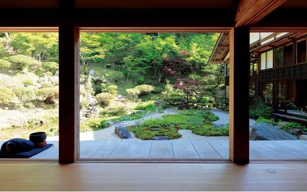村上市郊外の大場沢に建つ「普済寺」。縁側に腰を下ろして庭を眺める時間も、庭園街道の楽しみのひとつ
