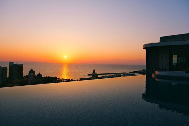 視界のすべてが黄金色に染まるマジックアワー。大切な人と肩を並べて眺める夕日は、一生モノの思い出に