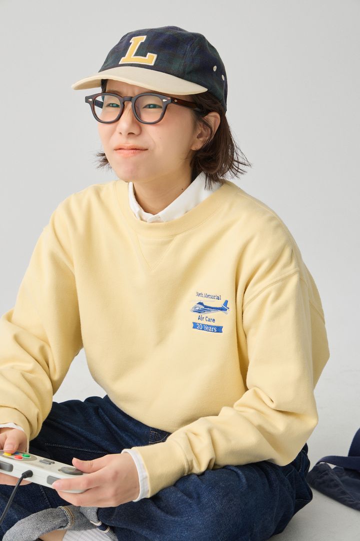 古着のスウェット×デニム。あえてナードに着こなすのが可愛い！【FUDGE FRIEND おしゃれさんの毎日コーディネート vol.685｜momo】