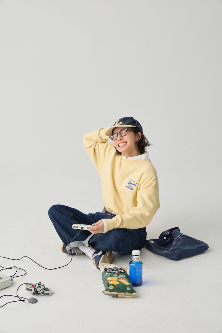 古着のスウェット×デニム。あえてナードに着こなすのが可愛い！【FUDGE FRIEND おしゃれさんの毎日コーディネート vol.685｜momo】