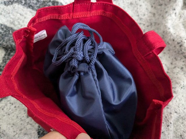 ランチトートの内側に保冷・保温巾着が収まる様子