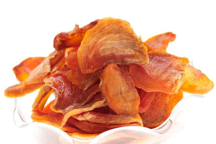 スライスした柿の自家製ドライフルーツ 