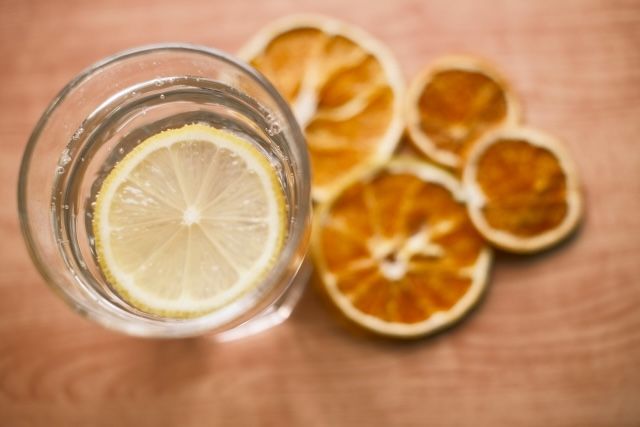 炭酸水が入ったコップにドライレモンが入っている ドライオレンジ