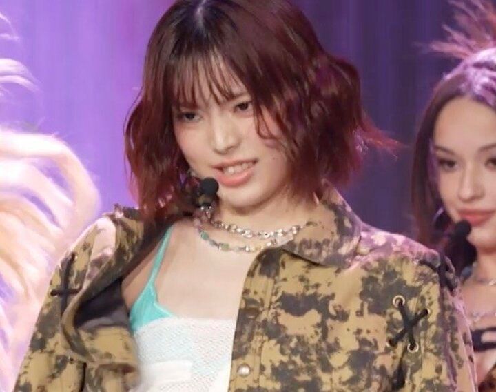 歌・ダンス未経験だった15歳練習生、脚を大胆開脚させた大技を決め圧巻パフォーマンス