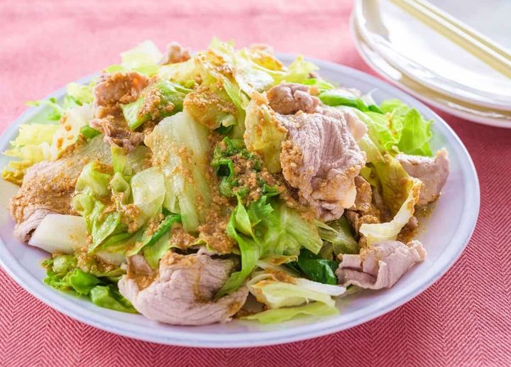 豚肉とレタスを使った料理