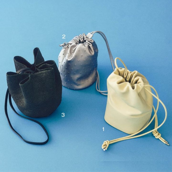 1. ぬくもりのあるクリーム色がやさしげ。ほどよい厚みのあるレザーを使用したしっかりした作り。バッグ［Ｈ23×Ｗ15×Ｄ15］¥29,700(イッチ／イチギャラリー) 2. 華やかさとポップな遊び心を添えてくれるシルバーカラー。ドット柄のようにスタッズをちりばめたディテールもグッド。ストラップ付きで斜め掛けできる。バッグ［Ｈ22.5×Ｗ24×Ｄ16］¥19,800(アンドミューク／アマン) 3. リゾート風のムードとモダンさを併せ持つ黒いラフィア素材。花のような立体的な形がキュート。バッグ［Ｈ15×Ｗ13×Ｄ7］¥73,700(ラスラン バジンスキー／アマン)