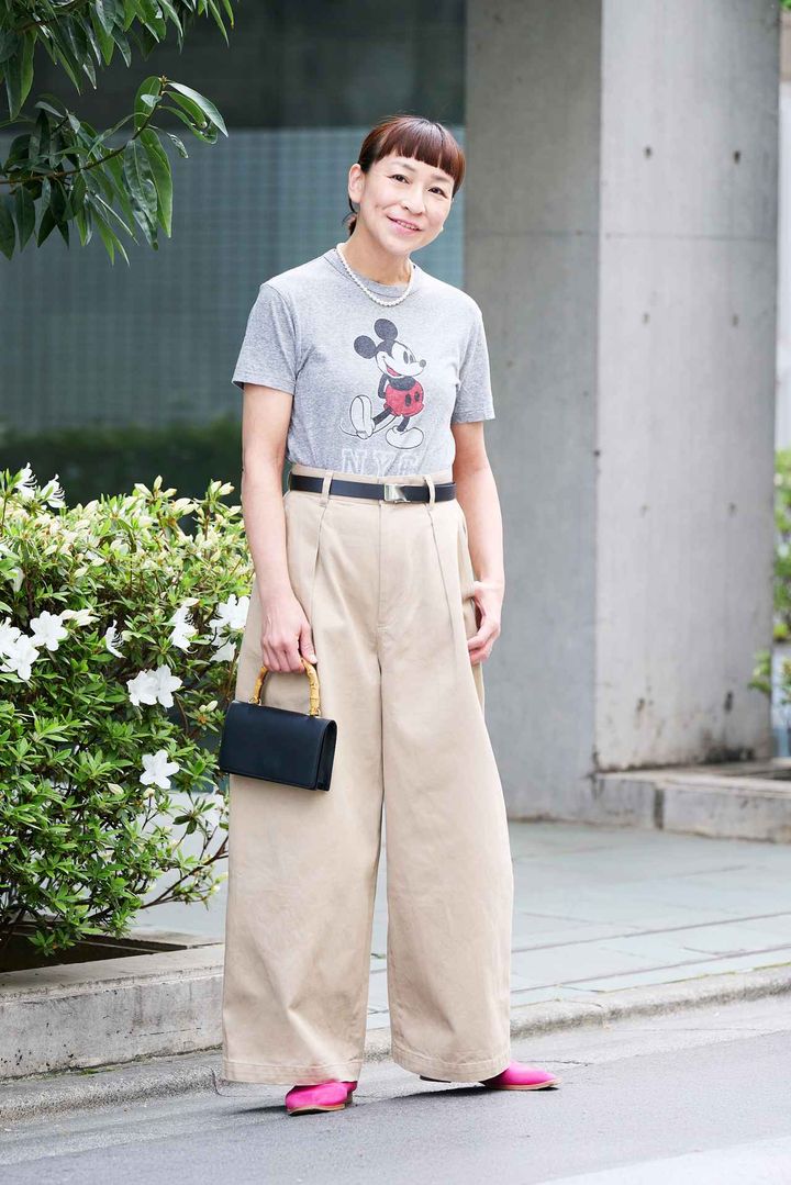 画像: 【ミキモト】のパールネックレス、【シンゾーン】のTシャツ、【カレンソロジー】のパンツ、【レフィエ】のベルト、【メゾンヴァンサン】のバッグ、【エンダースキーマ】のシューズ