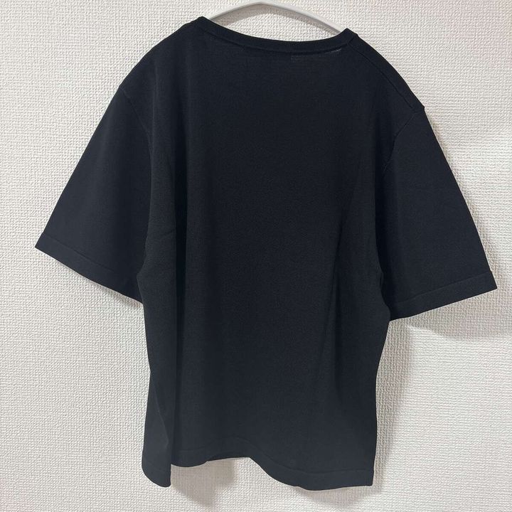 ユニクロのボクシーニットT（ブラック）背面ハンガー掛け