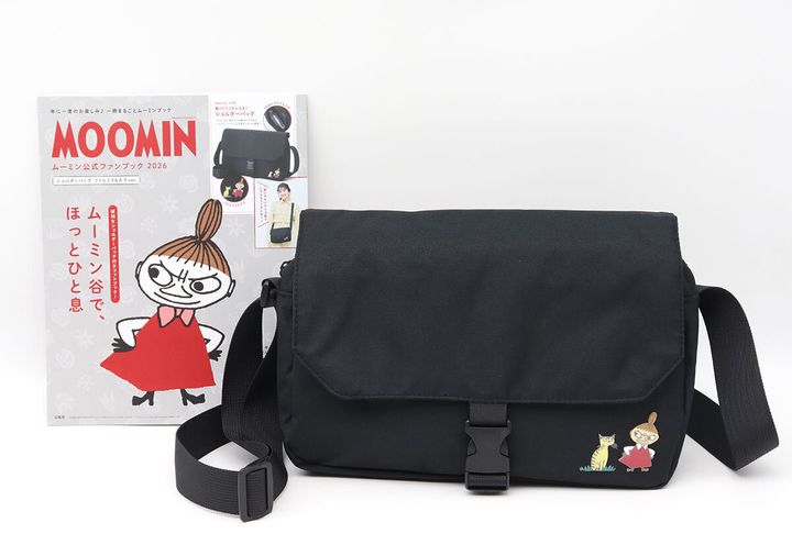『MOOMIN ムーミン公式ファンブック2026』の表紙と付録のブラックショルダーバッグ
