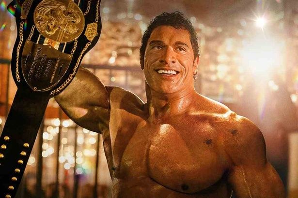 格闘家マーク・ケアーの知られざる軌跡を描く『スマッシング・マシーン』が4位 [c]2025 Real Hero Rights LLC