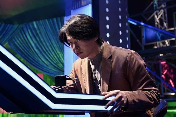 『君のクイズ』で“クイズ界の絶対王者”三島玲央役に中村倫也 [c]2026映画『君のクイズ』製作委員会