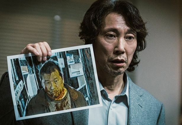 山田太郎を執念深く追う刑事の国枝 [c]佐藤二朗 永田諒 ／ ヒーローズ [c]2026 映画「名無し」製作委員会