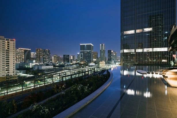 月の映り込みをデザインした「月見テラス」。季節ごとの夜景とともに特別なひとときを