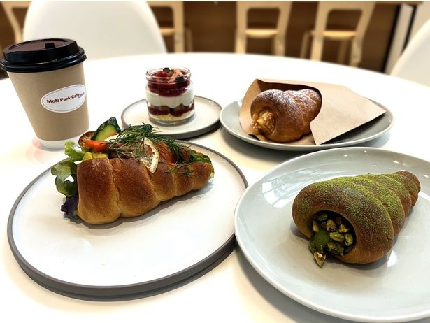  1階のテイクアウトカフェ「MoN Park Cafe by Spiral」の看板メニュー・スパイラルコロネは、サンドイッチから抹茶＆ピスタチオのスイーツ系まで種類豊富。鑑賞前後のひと息にぴったり
