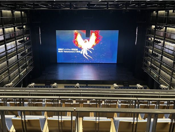 ステージ全面にLEDを備えた「Box1000」が会場。没入感あふれるシアター空間でマンガが“体験”に変わる