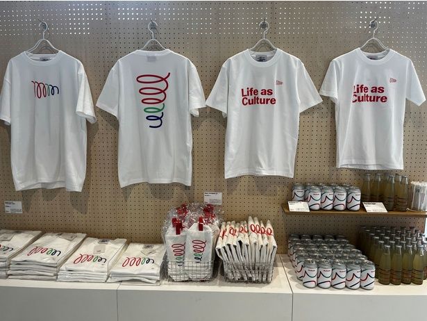 MoNのロゴやテーマ「Life as Culture」をあしらったオリジナルTシャツやポーチなど、オリジナルグッズは来館の記念におすすめ
