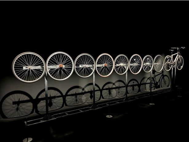 自転車のホイールが一列に並ぶインスタレーション