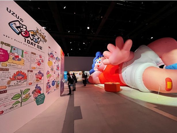 音声ガイドのキャラクター「UZU」の1日を描いた漫画パネルと、圧倒的な存在感の巨大インフレータブル。子どもも大人も思わず足を止める、展覧会の“顔”的なコーナーだ