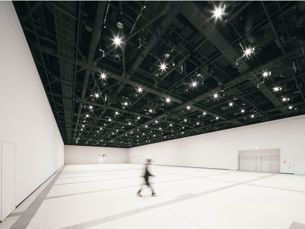 館内最大の展示空間では、アートやエンターテインメント、工芸などを融合した新しい体験ができるほか、講演会やライブの会場となることも