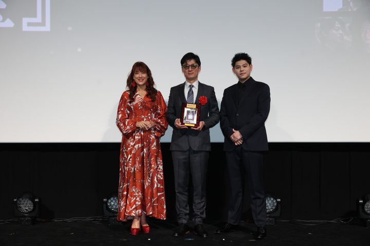 （左から）LiLiCo、李相日監督、LEO 提供写真 width=