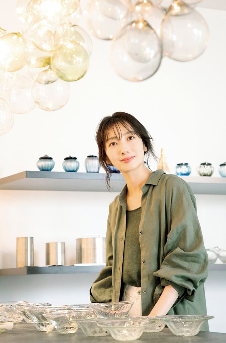 ガラス作家・おおやぶみよさんが主宰するギャラリー「HIZUKI」に居る波瑠さん