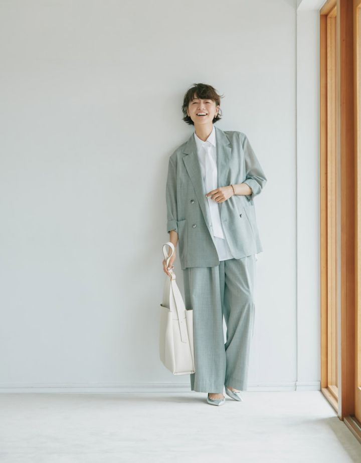 ジャケット¥69,300、パンツ¥53,900／ともにエブール（リトルリーグ インク）、シャツ¥35,200／デパリエ（デパリエ 伊勢丹新宿店）、ピアス¥75,900、ブレスレット¥105,600／ともにヒロタカ（ヒロタカ 表参道ヒルズ）、バッグ¥69,300／ジャンニ キアリーニ（ジャンニ キアリーニ 銀座店）、靴¥59,400／ペリーコ（アマン）