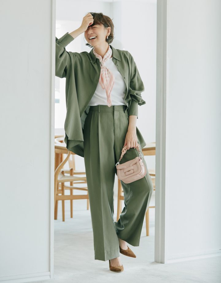 シャツ¥71,500、パンツ¥74,800／ともにカオス（カオス表参道）、カットソー¥25,300 ／ブラミンク（ブラミンク トーキョー）、スカーフ¥39,600／ファリエロ サルティ（エリオポール代官山）、ピアス¥71,900／トムウッド（トムウッド 青山店）、バッグ¥157,300／ピエール アルディ（ピエール アルディ 東京）、靴¥119,900／ジャンヴィト ロッシ（ジャンヴィト ロッシ ジャパン カスタマーサービス）