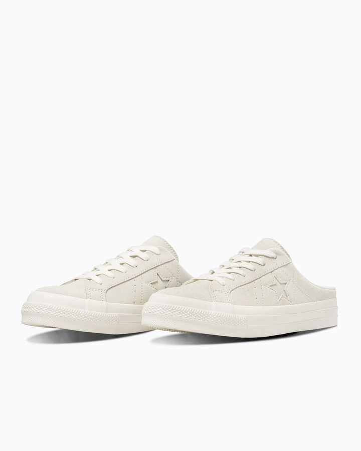 ONE STAR SUEDE MULEは、ワンスターが持つ端正な表情と、サンダルのようなリラックス感を融合した新作。紐を結ぶ手間のないイージーな履き心地ながら、アッパーにはワンスター本来の気品をキープ。レザー特有の上質感をそのままに、サンダル感覚で気負わずデイリーに楽しめる一足となっている。