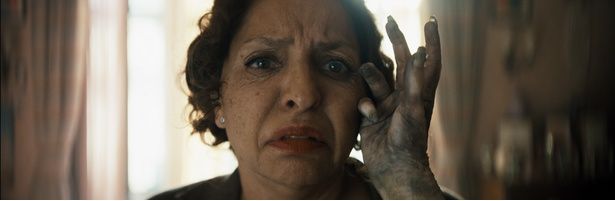 孫娘を見てこの表情…ケイティの豹変に恐怖を感じること間違いなし [c]2026 Warner Bros. Ent. All rights reserved