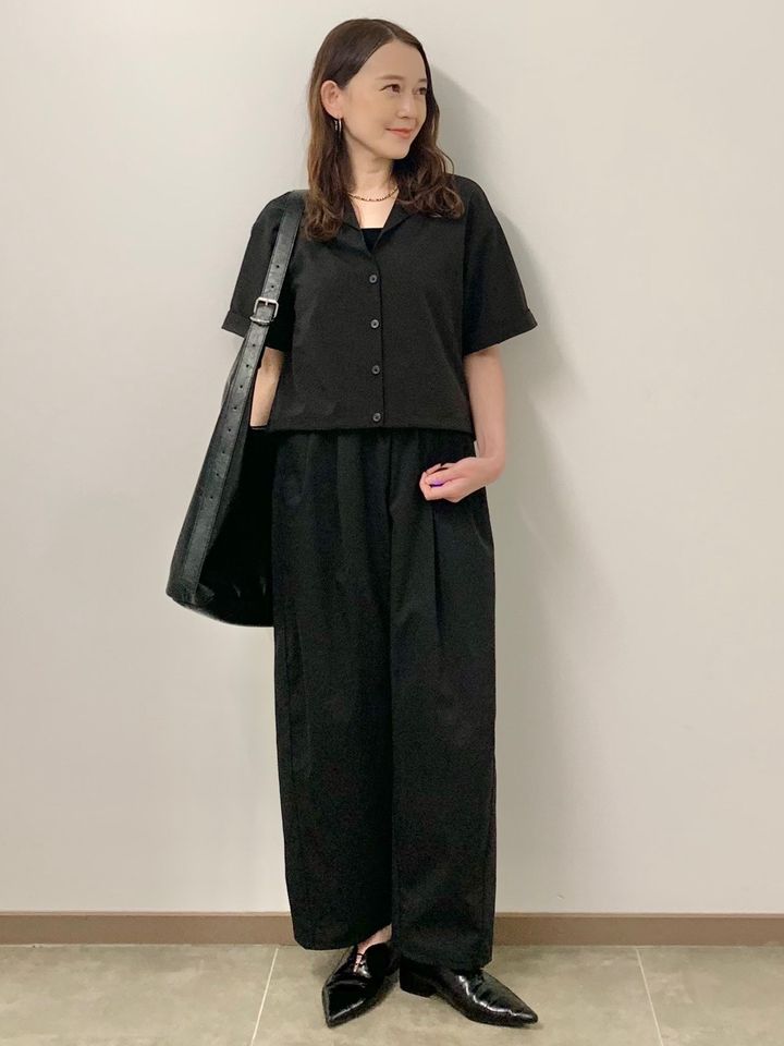 オールブラックでシックな着こなしに 出典：StyleHint