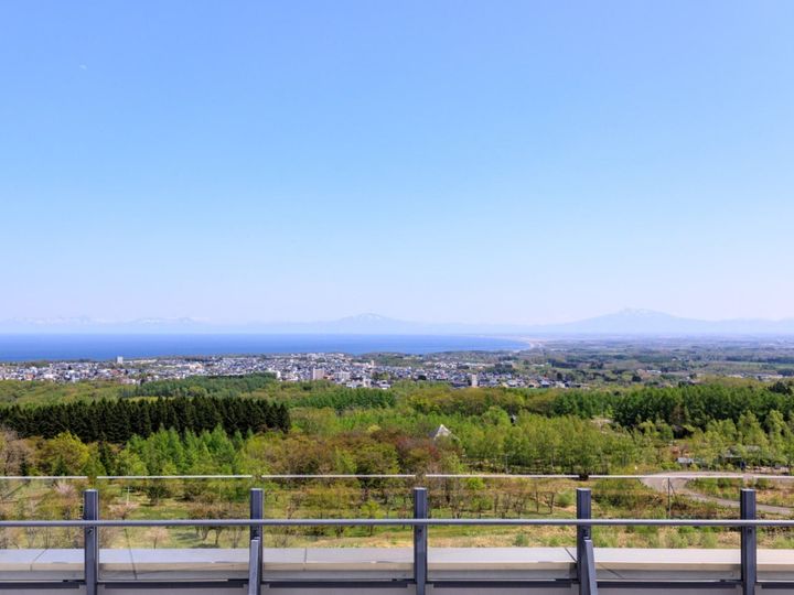 北海道網走市、雄大な網走湖を一望する高台に広がる網走湖畔温泉郷。珍しい「源泉自噴」の宿がそろう全国的にも貴重な温泉地で、宿ごとに異なる泉質を楽しめます。歴史スポットやオホーツクの絶景、美食の拠点としても人気の高い温泉地です。
