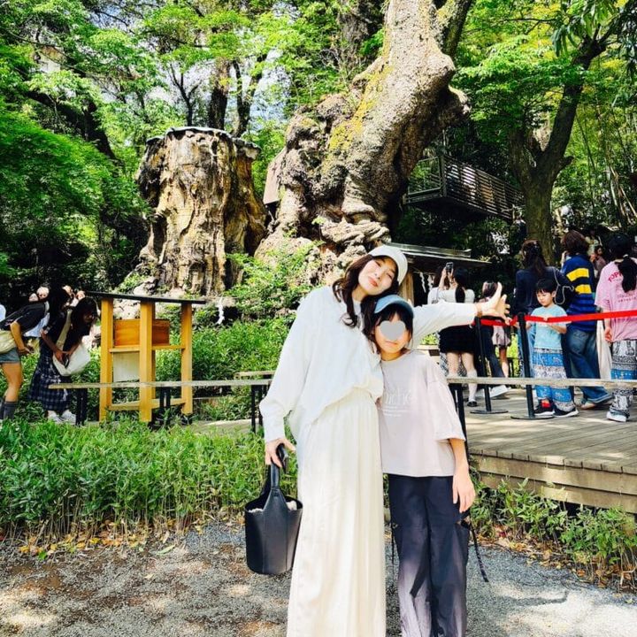 全国２位の巨樹の認定の大楠の前で