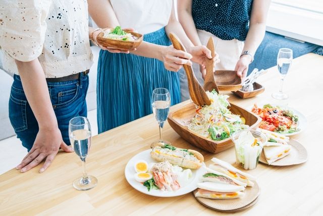 食事を取り分ける女子たち