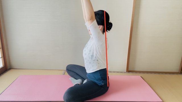 あぐらで両手を上にあげた姿勢