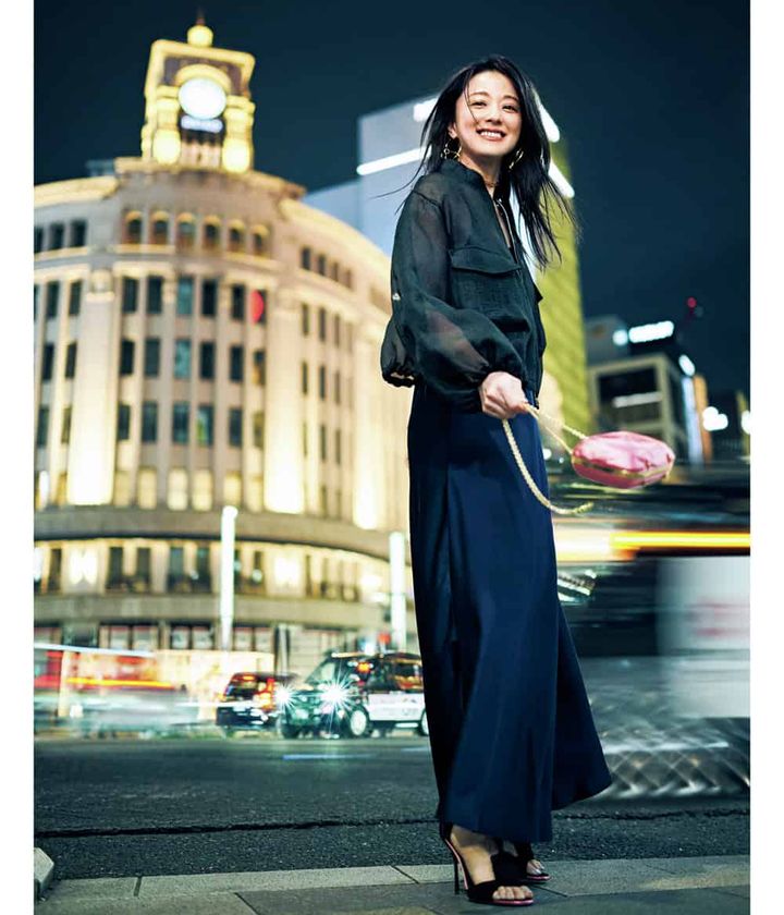 中越典子 ネイビーシアーブルゾン ネイビーワンピース ピンクバッグ 黒サンダル コーデ