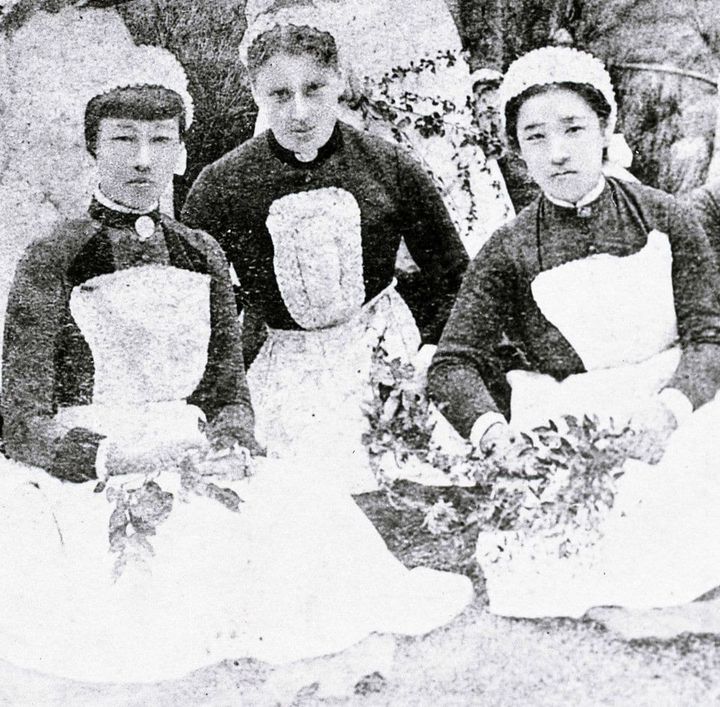 桜井看護学校1期生の卒業写真。左から鈴木雅、指導者のアグネス・ヴェッチ、大関和