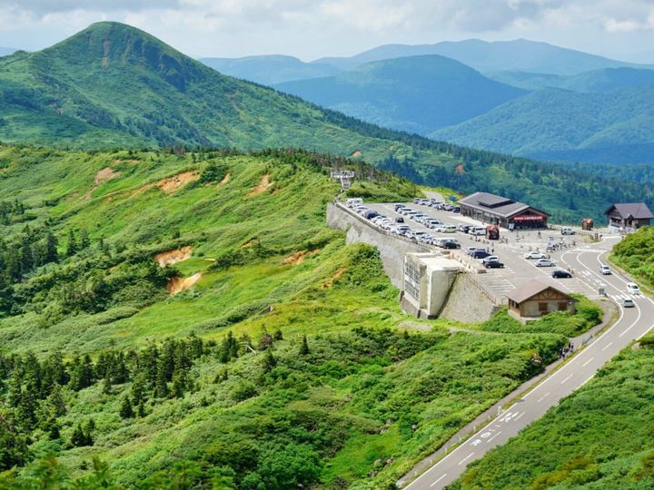八幡平温泉郷は、岩手県の十和田八幡平国立公園に位置するリゾート色豊かな温泉地です。地熱発電所から引湯した歴史を持ち、豊かな硫黄の香りと高原の清々しい空気が訪れる人々を癒やします。登山やスキー、絶景ドライブの拠点として愛されています。