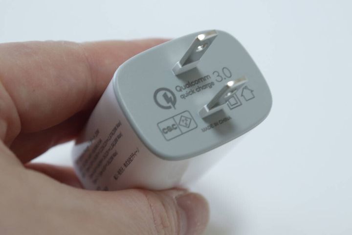 ダイソーの超速USB充電器 PD+Quick Charge 2ポート 20Wの絶縁カバー