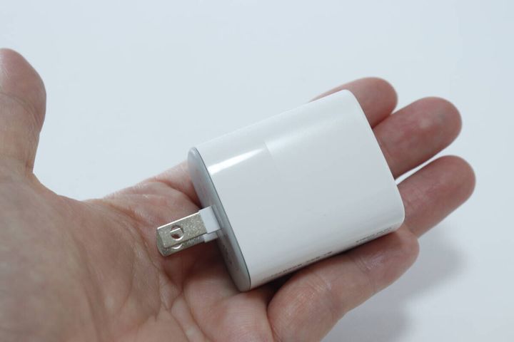 ダイソーの超速USB充電器 PD+Quick Charge 2ポート 20Wのビジュアル