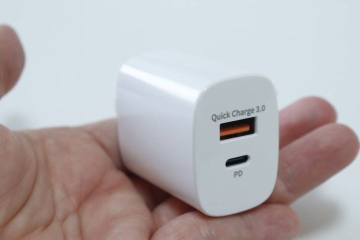 ダイソーの超速USB充電器 PD+Quick Charge 2ポート 20Wの充電ポート