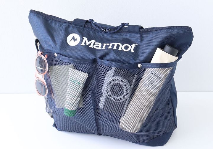 MarmotトートバッグのフロントメッシュポケットにサングラスやUVケアアイテムを収納している様子