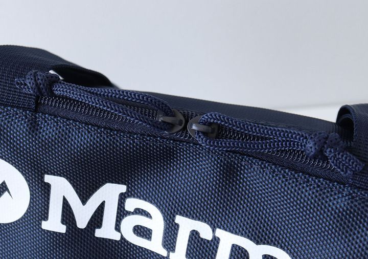MarmotトートバッグのWジッパー仕様の上部クローズアップ