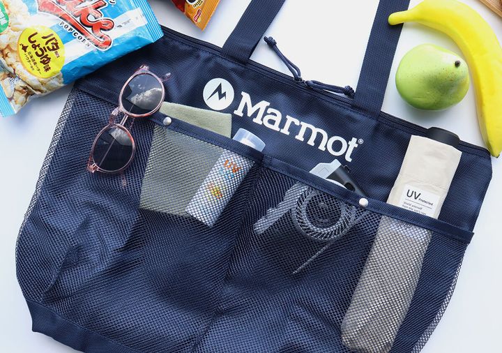 MarmotトートバッグのメッシュポケットにサングラスやUVケアアイテムを入れた俯瞰スタイリング写真
