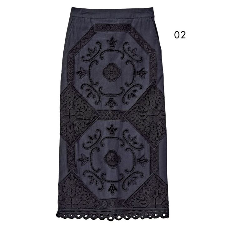 02_ブラックレースながら清涼感を演出できるリネン素材。スカート￥35,200（ヴェニット／ハルミ ショールーム）