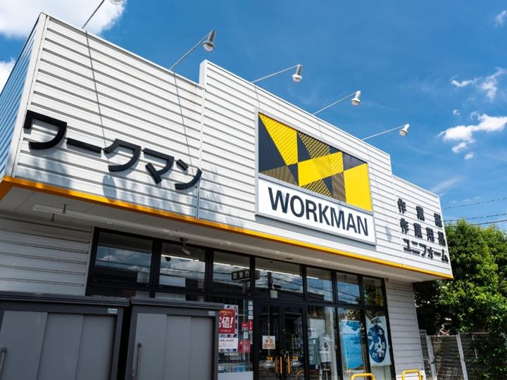ワークマンから、手を使わず立ったまま履ける「アクティブハイクハーディ」が登場。独自の耐久撥水加工「SplaTECH」や高耐久素材を採用し、アウトドアからタウンユースまで幅広く活躍する1足です。（サムネイル画像出典：PIXTAより）