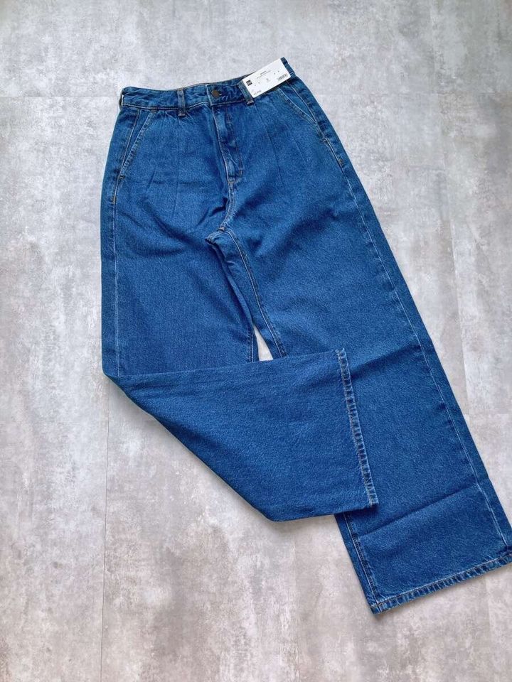 GU デニムタックトラウザー（65 BLUE）置き画