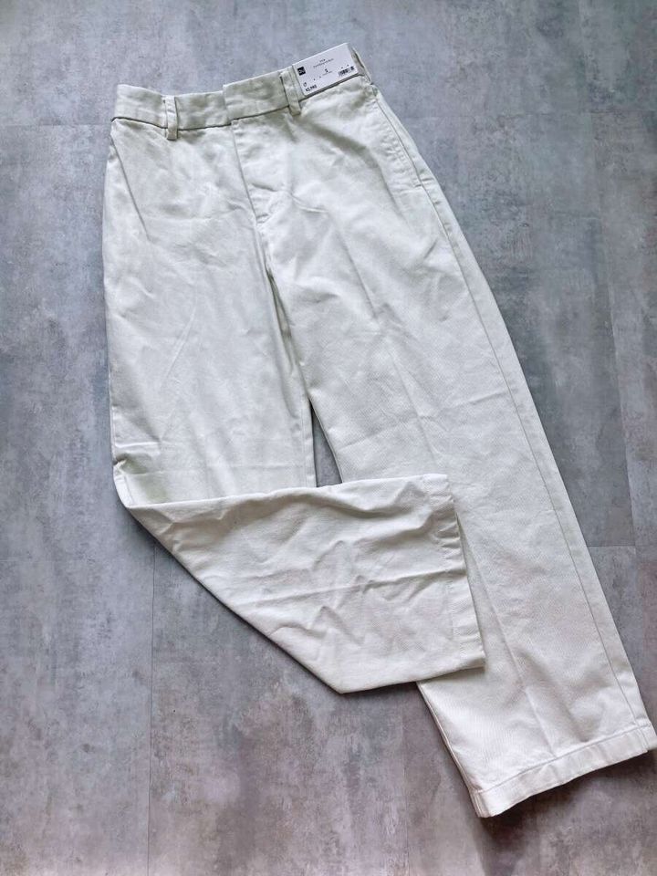 GU ツイルワイドストレートパンツ（01 OFF WHITE）置き画