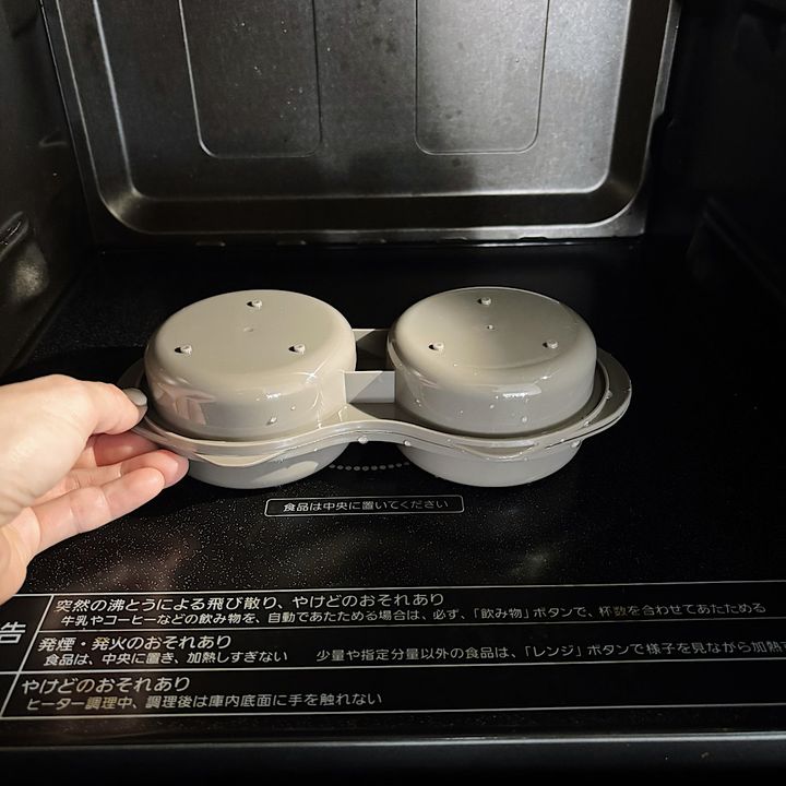 【3COINS】おしゃれで機能的なキッチングッズ『KITINTO』。レンジで目玉焼きができる目玉焼きクッカー。６００Wで２回に分けて温める。
